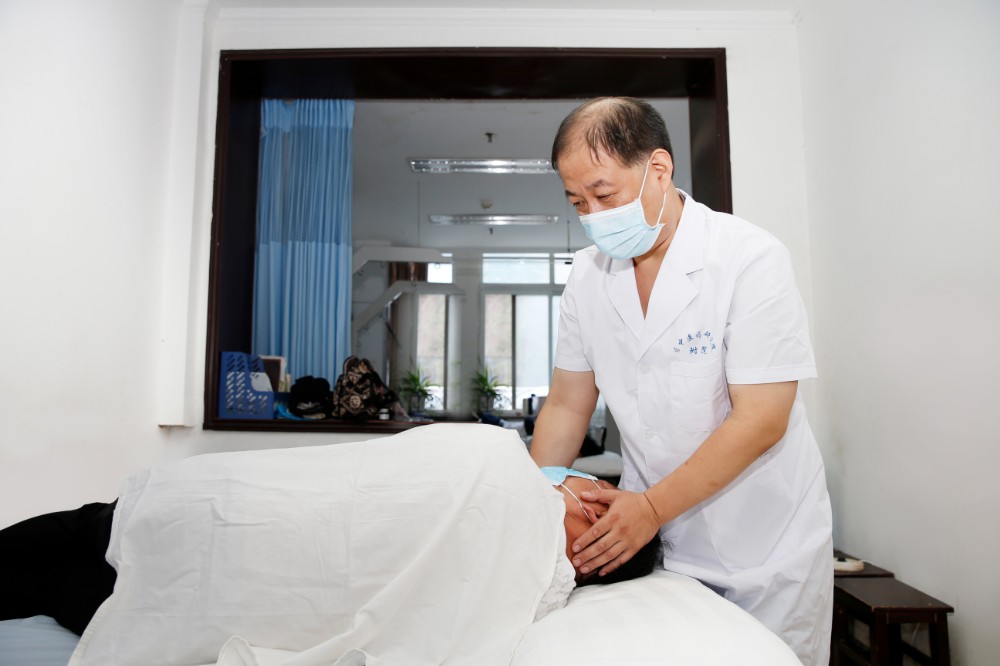 董兵：堅守初心，做脊柱健康的守護(hù)者.jpg